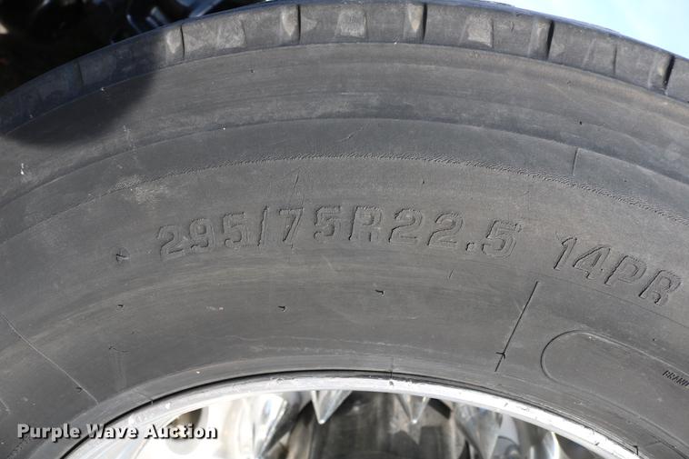 image for item DD4256 2006 Peterbilt 387 semi truck