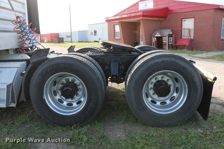 image for item DD4256 2006 Peterbilt 387 semi truck