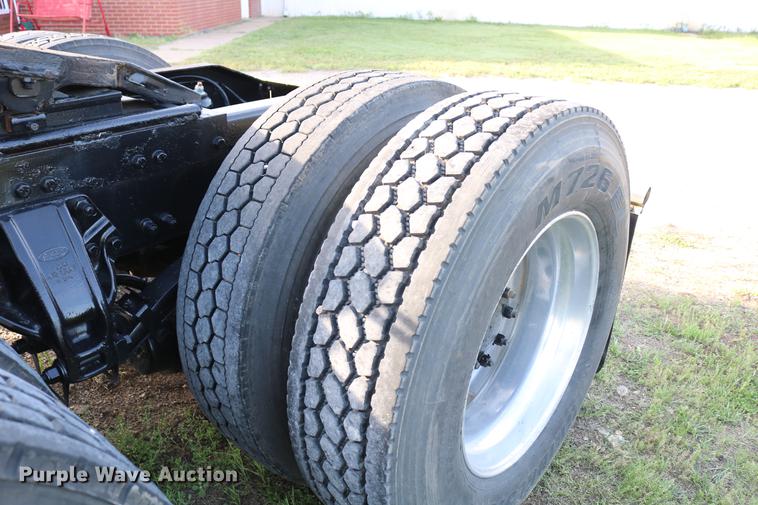 image for item DD4256 2006 Peterbilt 387 semi truck