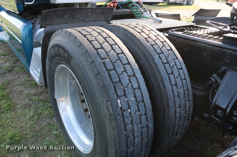 image for item DD4256 2006 Peterbilt 387 semi truck