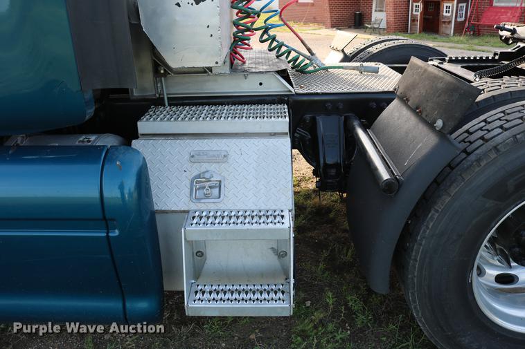 image for item DD4256 2006 Peterbilt 387 semi truck