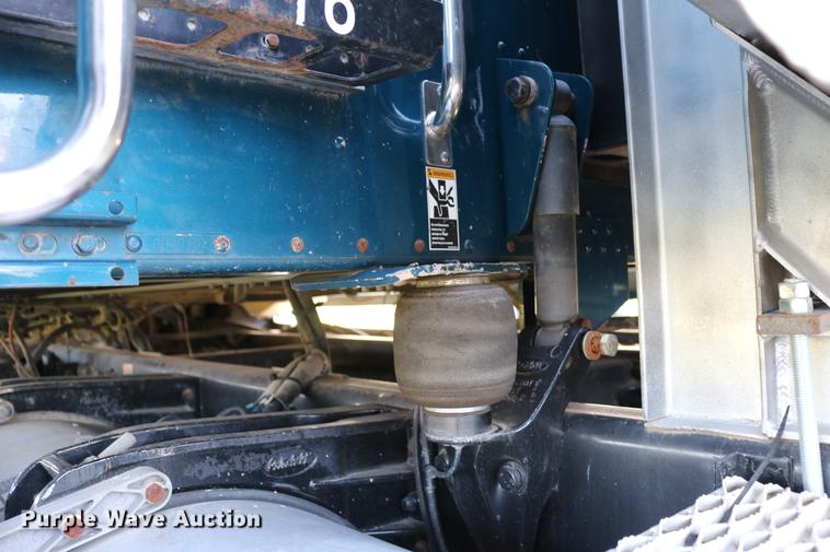 image for item DD4256 2006 Peterbilt 387 semi truck