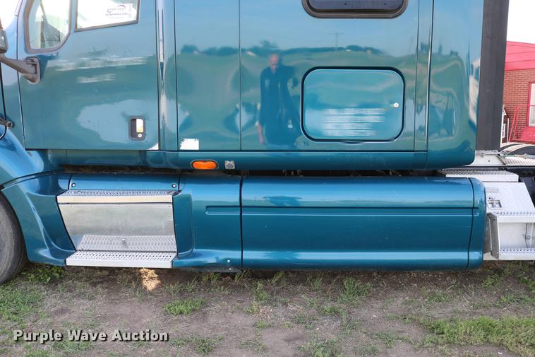 image for item DD4256 2006 Peterbilt 387 semi truck