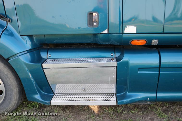 image for item DD4256 2006 Peterbilt 387 semi truck