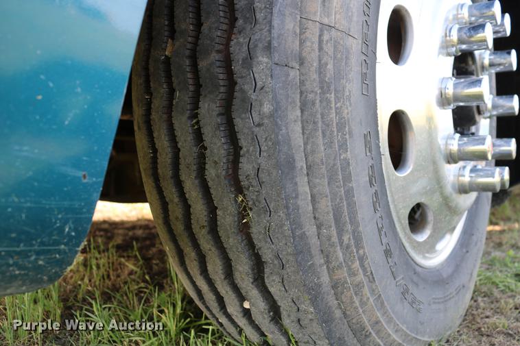 image for item DD4256 2006 Peterbilt 387 semi truck