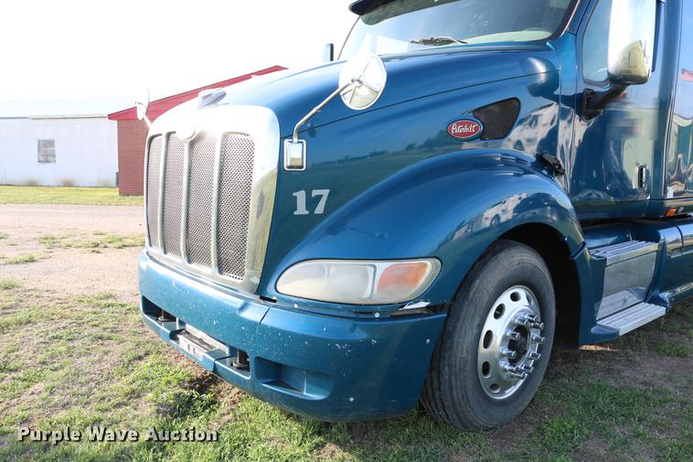 image for item DD4256 2006 Peterbilt 387 semi truck