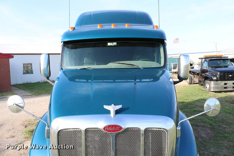 image for item DD4256 2006 Peterbilt 387 semi truck