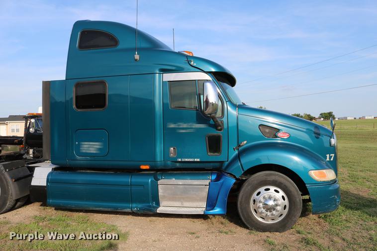 image for item DD4256 2006 Peterbilt 387 semi truck