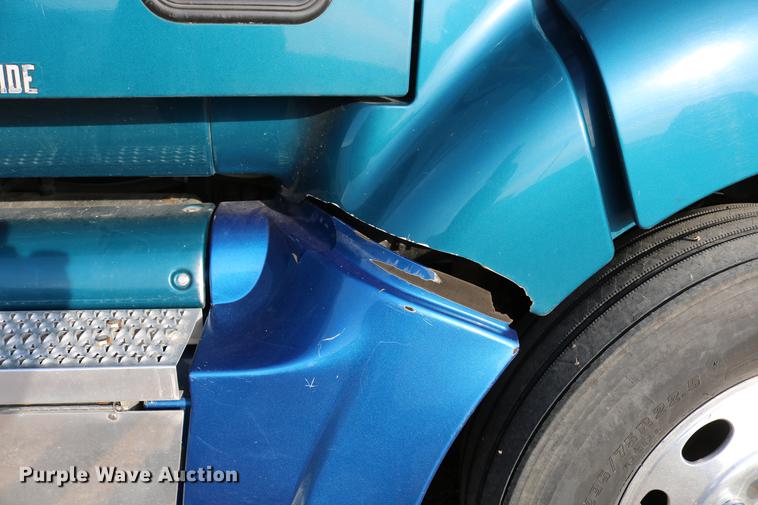 image for item DD4256 2006 Peterbilt 387 semi truck