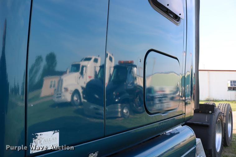 image for item DD4256 2006 Peterbilt 387 semi truck