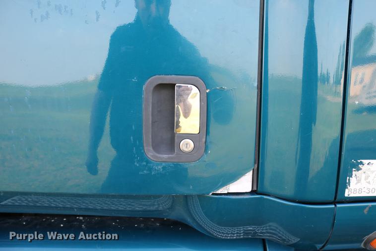 image for item DD4256 2006 Peterbilt 387 semi truck