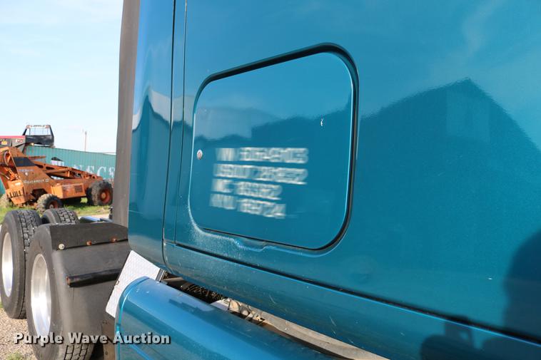 image for item DD4256 2006 Peterbilt 387 semi truck