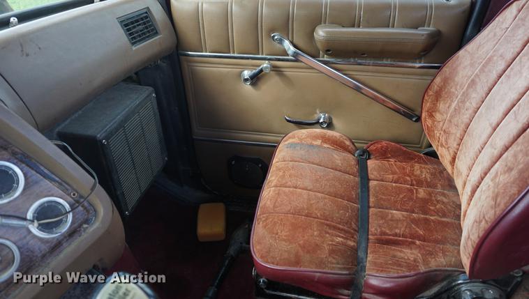 image for item DD6512 1988 Ford LTL9000 semi truck