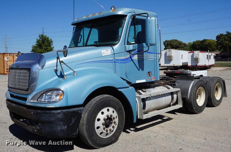 image for item DD6599 2003 Freightliner Columbia semi truck