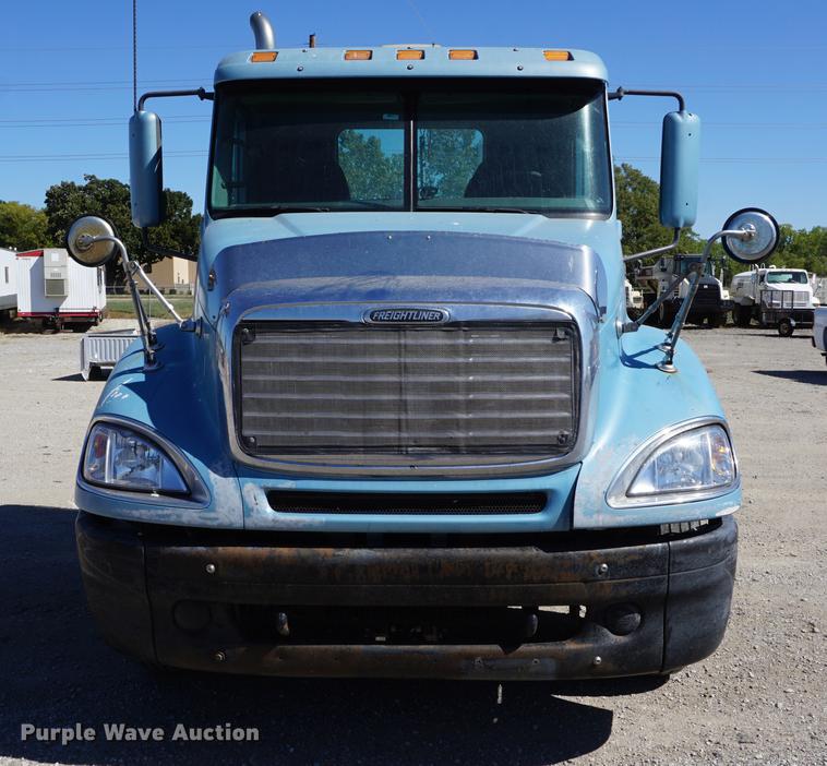image for item DD6599 2003 Freightliner Columbia semi truck