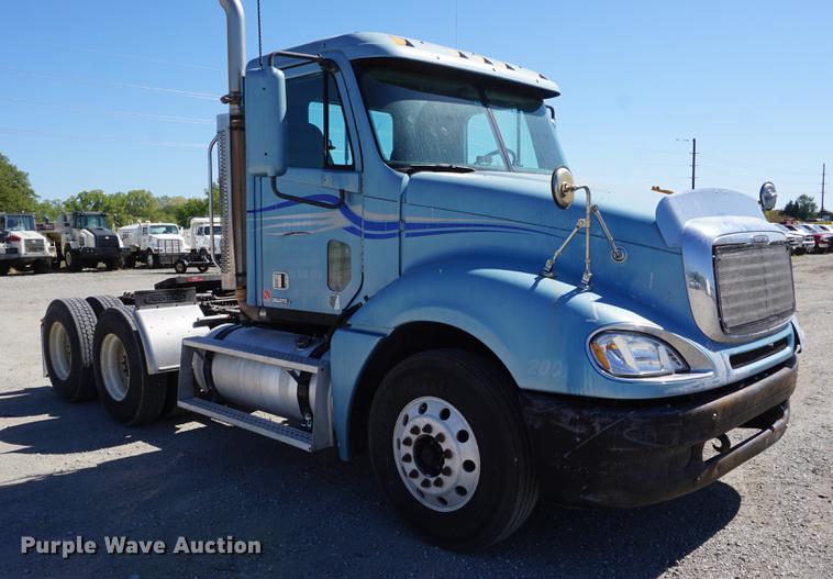 image for item DD6599 2003 Freightliner Columbia semi truck