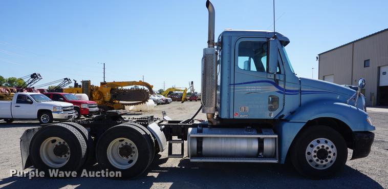 image for item DD6599 2003 Freightliner Columbia semi truck