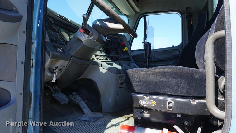 image for item DD6599 2003 Freightliner Columbia semi truck