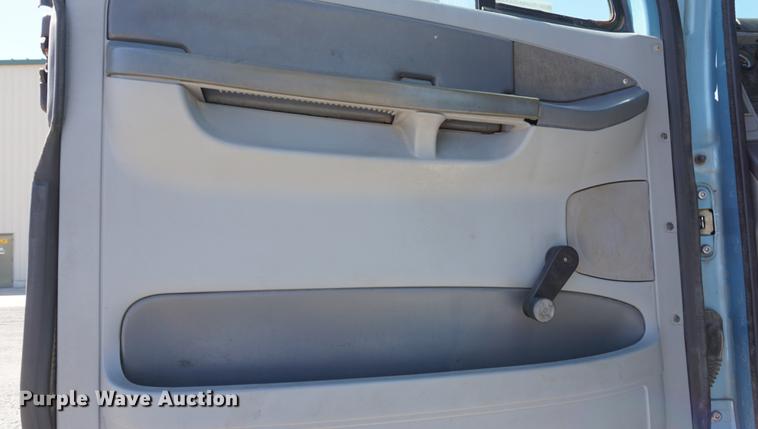 image for item DD6599 2003 Freightliner Columbia semi truck