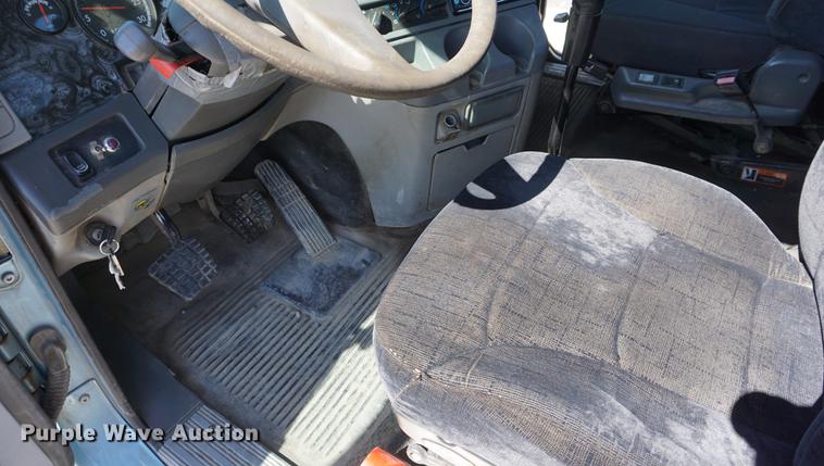 image for item DD6599 2003 Freightliner Columbia semi truck