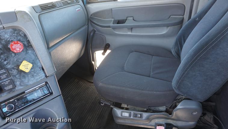 image for item DD6599 2003 Freightliner Columbia semi truck