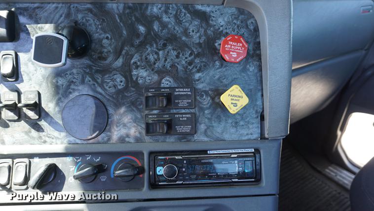 image for item DD6599 2003 Freightliner Columbia semi truck