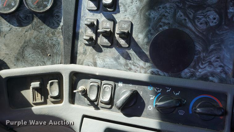 image for item DD6599 2003 Freightliner Columbia semi truck