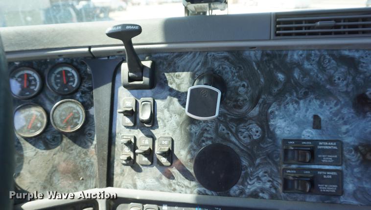 image for item DD6599 2003 Freightliner Columbia semi truck