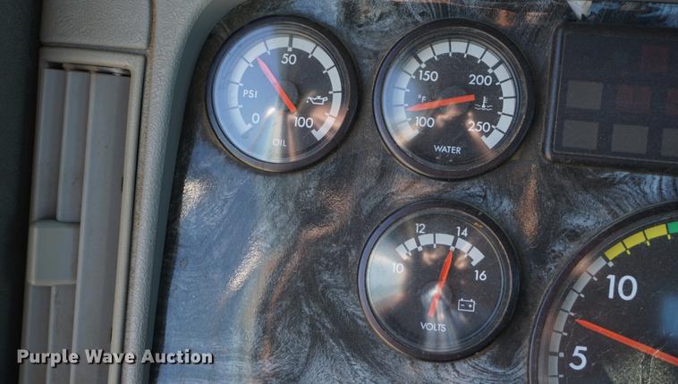 image for item DD6599 2003 Freightliner Columbia semi truck