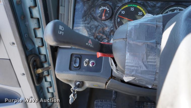 image for item DD6599 2003 Freightliner Columbia semi truck