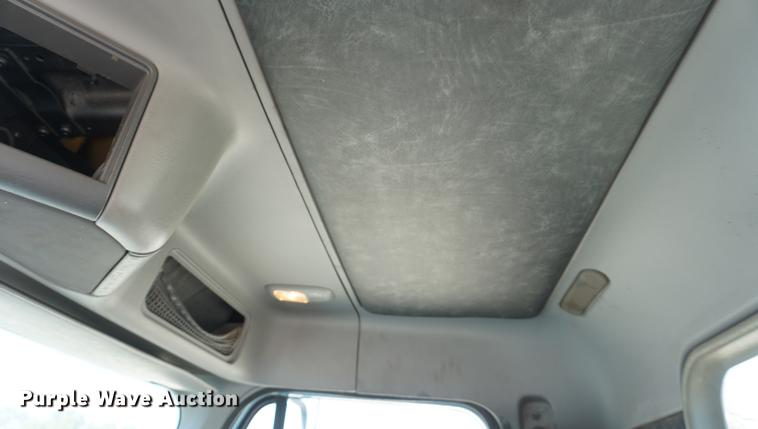 image for item DD6599 2003 Freightliner Columbia semi truck