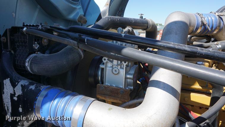 image for item DD6599 2003 Freightliner Columbia semi truck