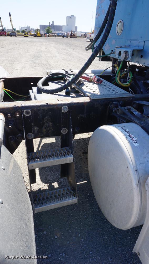 image for item DD6599 2003 Freightliner Columbia semi truck