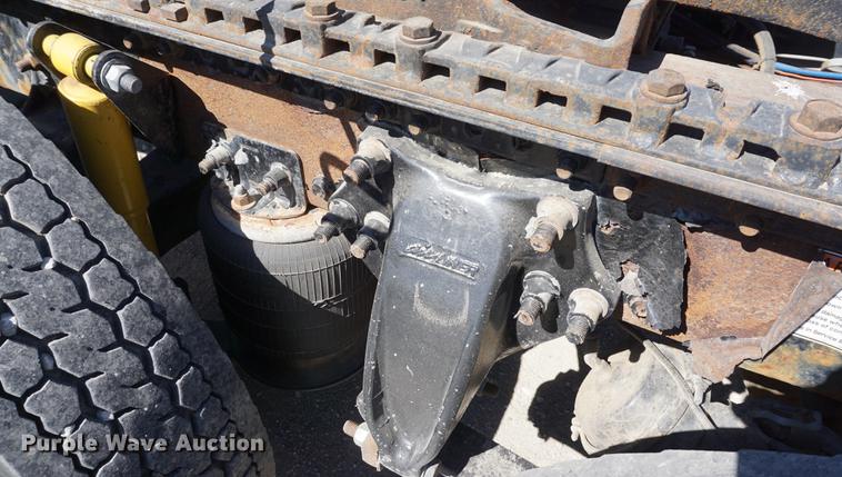 image for item DD6599 2003 Freightliner Columbia semi truck