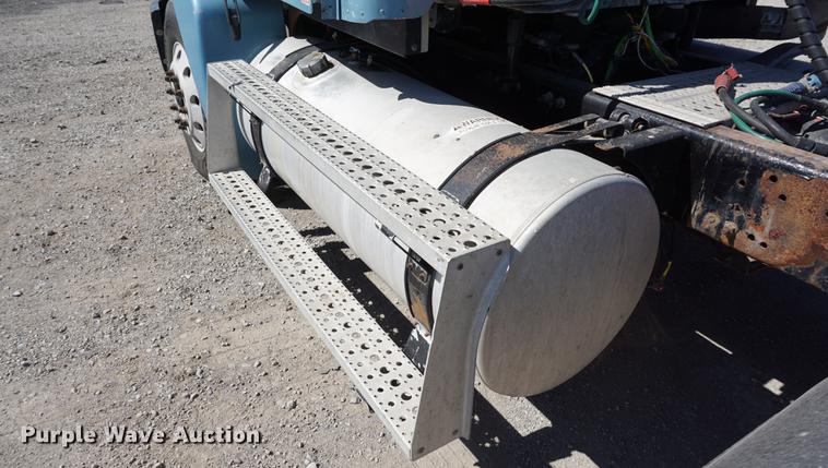 image for item DD6599 2003 Freightliner Columbia semi truck