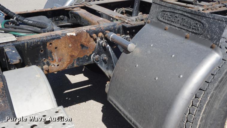 image for item DD6599 2003 Freightliner Columbia semi truck