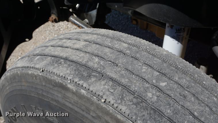 image for item DD6599 2003 Freightliner Columbia semi truck