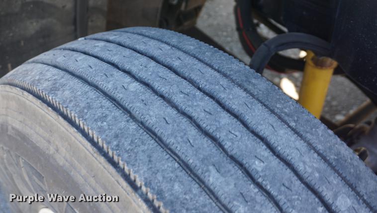 image for item DD6599 2003 Freightliner Columbia semi truck