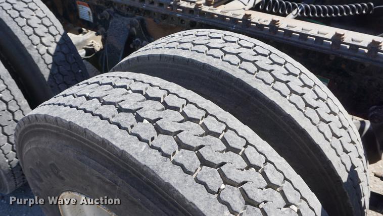 image for item DD6599 2003 Freightliner Columbia semi truck