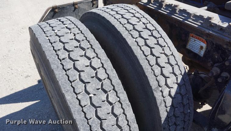 image for item DD6599 2003 Freightliner Columbia semi truck