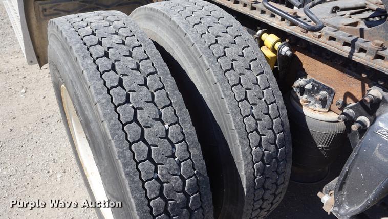 image for item DD6599 2003 Freightliner Columbia semi truck