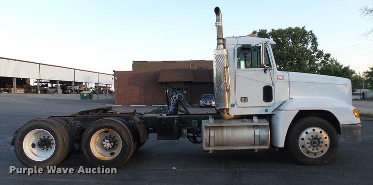 image for item DE4896 1990 Freightliner FLD semi truck