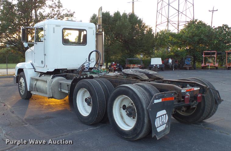 image for item DE4896 1990 Freightliner FLD semi truck
