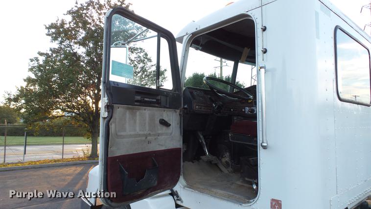 image for item DE4896 1990 Freightliner FLD semi truck