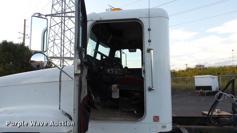 image for item DE4896 1990 Freightliner FLD semi truck