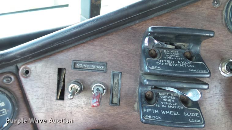 image for item DE4896 1990 Freightliner FLD semi truck