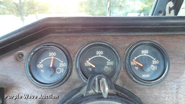 image for item DE4896 1990 Freightliner FLD semi truck