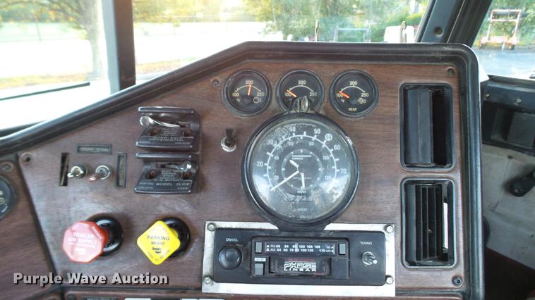 image for item DE4896 1990 Freightliner FLD semi truck