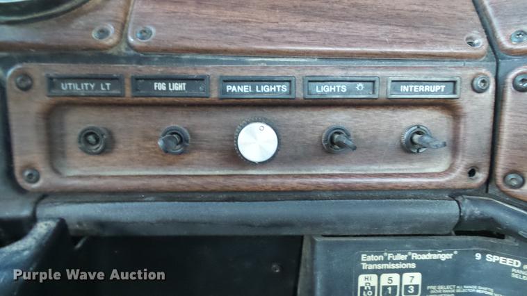 image for item DE4896 1990 Freightliner FLD semi truck