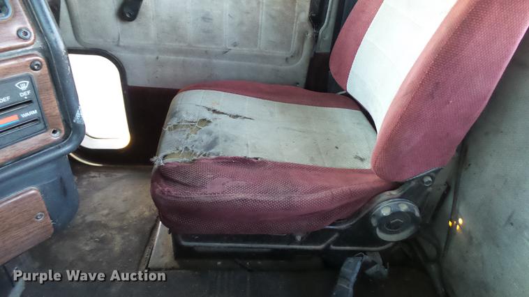 image for item DE4896 1990 Freightliner FLD semi truck